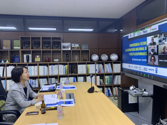 최희윤 KISTI 원장이 지난 27일 대전 본원에서 화상 회의 시스템으로 코스타리카 과학기술정보통신부와 '과학기술정보서비스 고도화 프로젝트' 참여를 위한 투자확약서를 체결하고 있다.  KISTI 제공